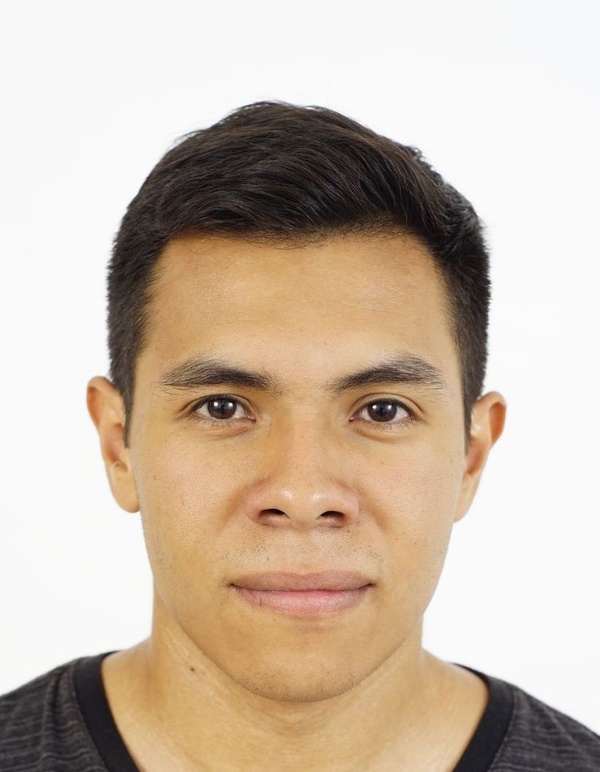 The same man cropped to 35 x 45 mm: head centred between the hair and chin lines, white background